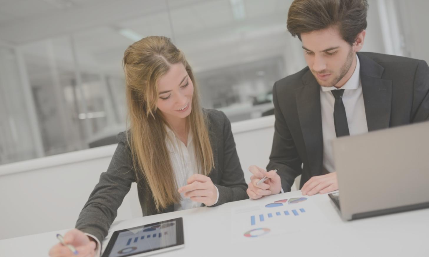 Equipo trabajando en análisis de procesos empresariales