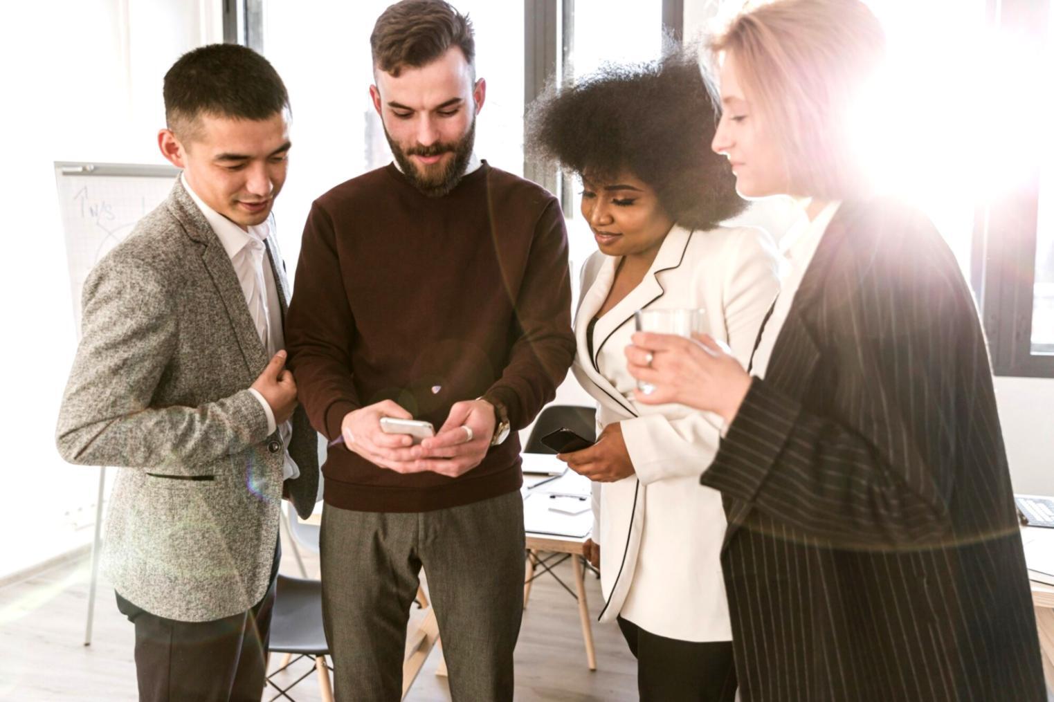 Equipo de venlarivo trabajando en análisis financiero
